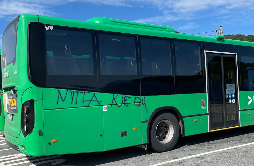 En av bussene ble tagget i løpet av helgen. Forholdet er politianmeldt.