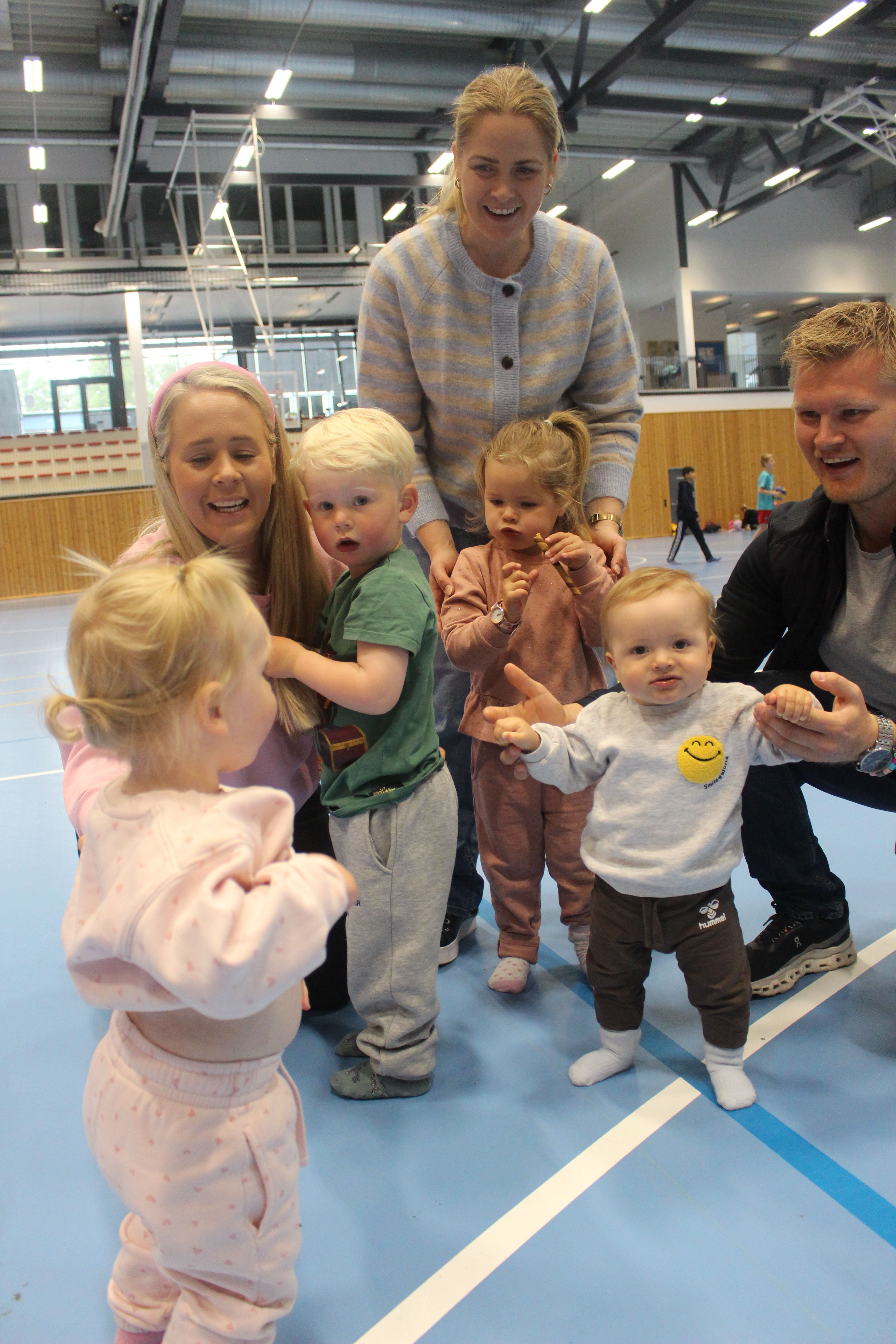 Store og små tremenninger samla seg for å ha det gøy saman.