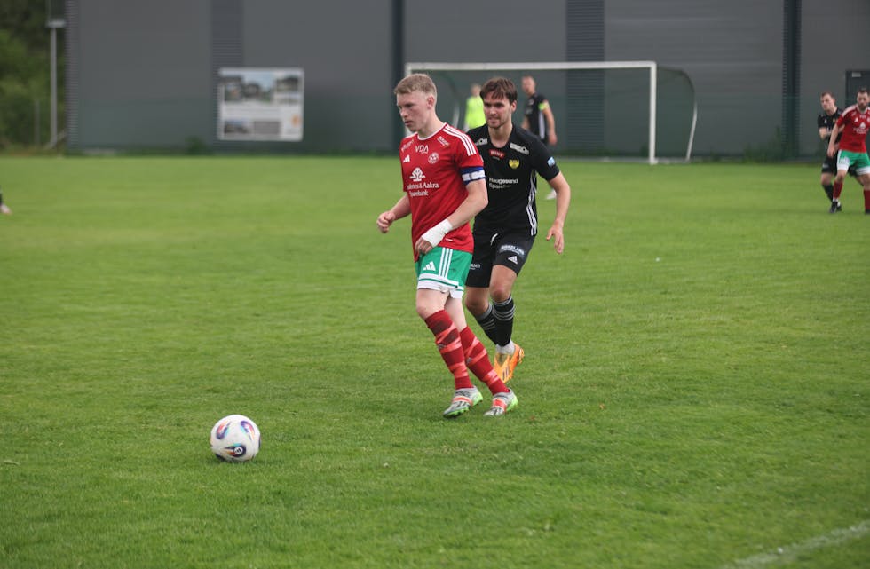 Adrian Strand var aldri langt borte fra Vedavåg sin kaptein Bjarte Halvorsen. Foto: Alf-Einar Kvalavåg
