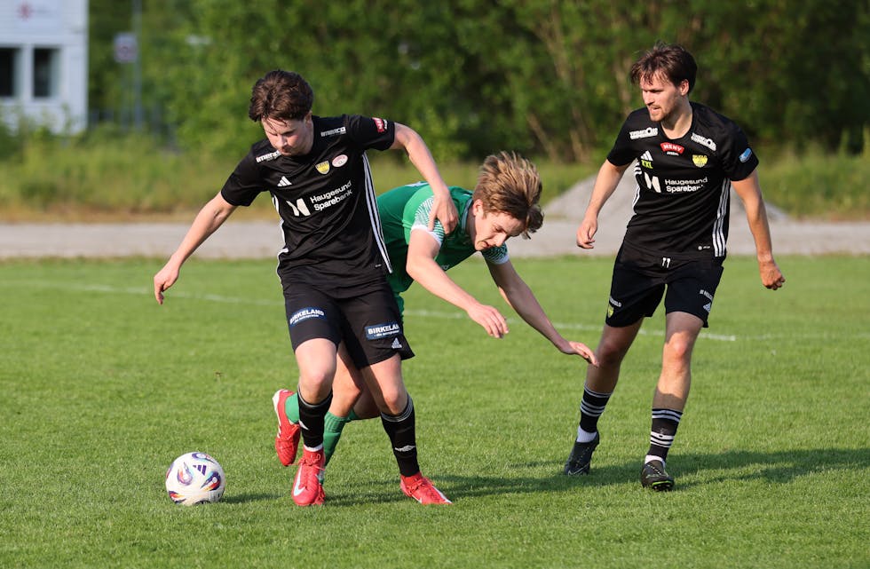 Elliot Espetvedt og Adrian Strand i aksjon i kveldens kamp mot Nord 2. Begge leverte bra, men var ikke fornøyd med uavgjort. Foto: Alf-Einar Kvalavåg