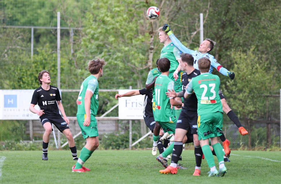 Det var mange sjanser til å sikre tre poeng. Men det var keeper Benjamin Haastø Sunde som rakk høyest i denne situasjonen. Foto: Alf-Einar Kvalavåg