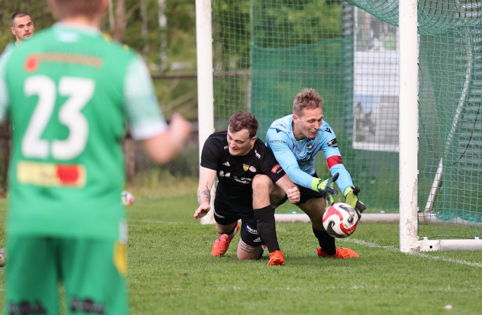 Petter Haraldseid og Nord-keeper Benjamin Haastø Sunde. Foto: Alf-Einar Kvalavåg