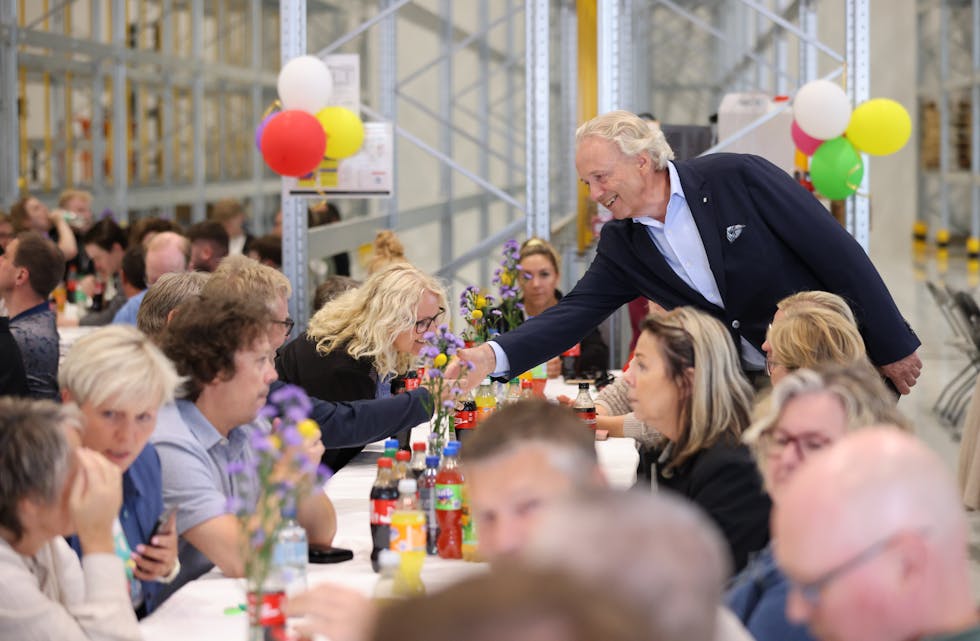 John Gilbert Helgeland eier bygget som Hatteland Technology leier, og under åpningen var han på plass og gratulerte de ansatte. Foto: Alf-Einar Kvalavåg
