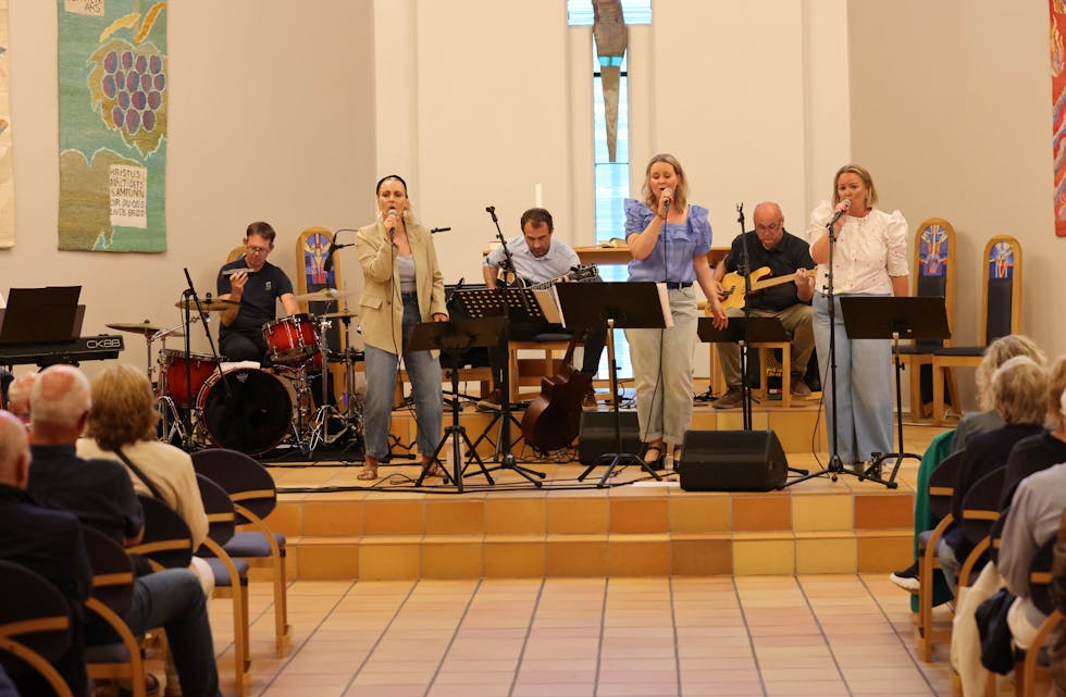 Oddveig Helen Rasmussen – vokal, Evy Fjeldheim – vokal, Camilla Hatlestad – vokal, Kjell Jostein Gismervik – gitar, Kjell Magne Brekkå – bass gitar, Lars Røthe – trommer og Olga Darkevich Dybdahl – piano. Foto: Alf-Einar Kvalavåg