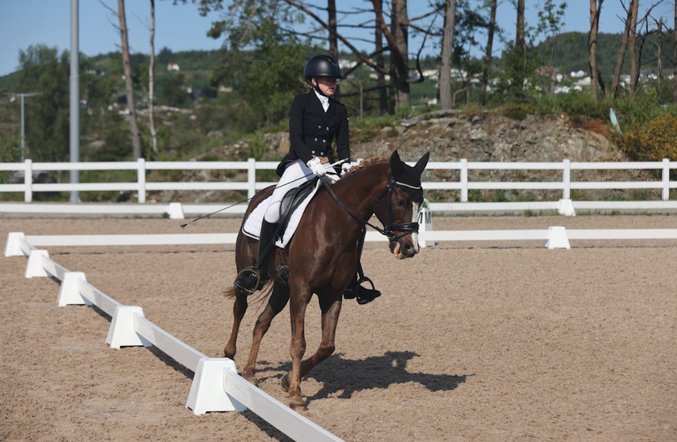 Amalie Suhr Ydstebø hadde full kontroll på hesten Tabakis Easter Storm under finalane i dressur. Dei gjekk til topps i Rogalandscupen.