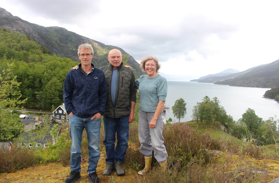 Yrkje og Lindanger Bygdelag engasjerer seg sterkt i vern av Yrkjefjorden. Denne dagen var nokre få av dei til stades. På bildet: Eli Margrete Stølsvik, Kai Espen Hersdal og Magnar Halvorsen.