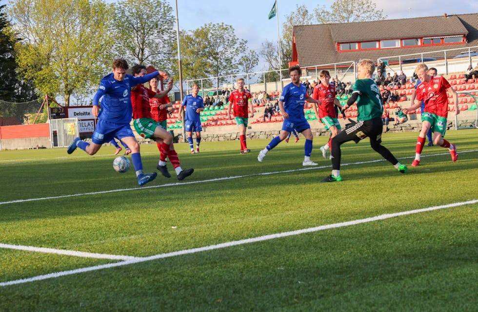 Det endte 1-1 mellom Vedavåg 2 og Falkeid i kveld. Her er det Christoffer Rabben Larsen med ballen, og Stian Knutsen foran mål. Foto: Benjamin Fagerland