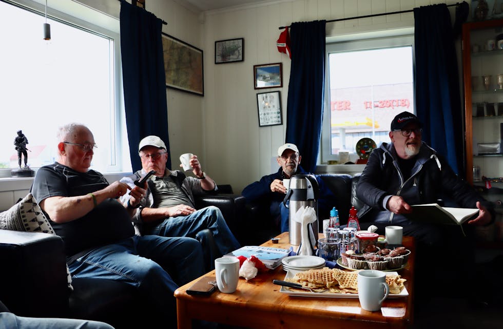 Lørdagskafeen er et viktig tilbud til veteranene, hvor de kan samles og prate om alt og ingenting. Av og til deles opplevelser, andre ganger er det snakk om hverdagslige ting.