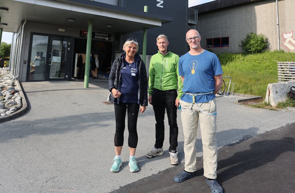 Ingeborg Meling, Einar Ørke og Anders Kindlihagen foran Haugalandsveggen, og med deler av turnhallen i bakgrunnen. Her ville dei bygge for framtida.
