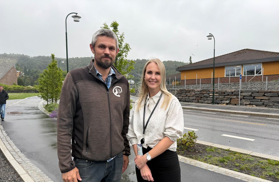 Før jul kunne Kristine Heiland Brekke fra Sr-Bank utdele pengegave til Tysvær jeger- og fiskerforening til innkjøp av en ny drone. Den brukes i arbeidet til søk over landbruk før slåtten, med hensikt å redde dådyr fra maskinene. Her med nestleder i foreningen, Knut Ivar Skogland.