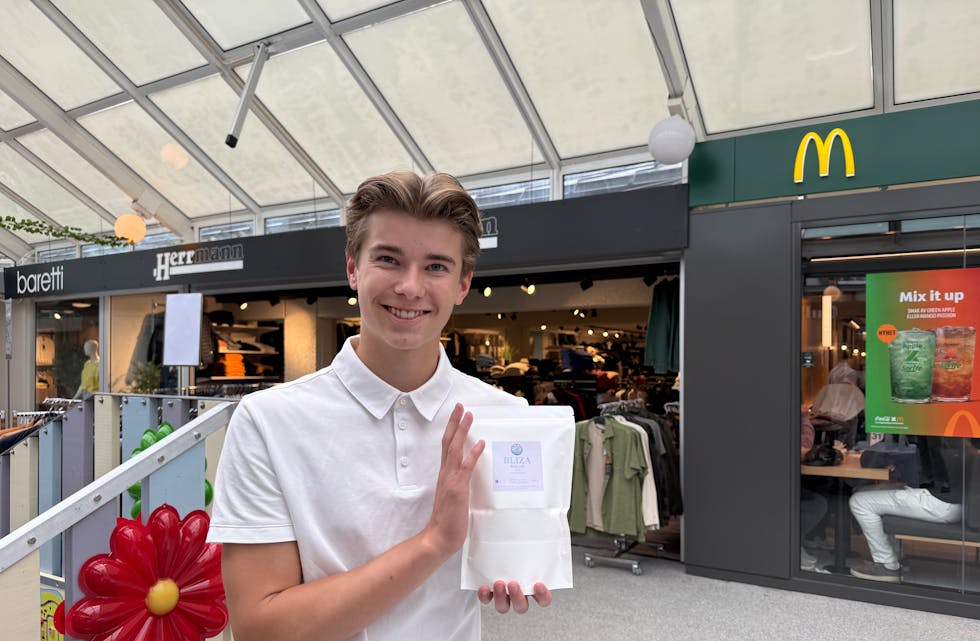 Mathias Husebø (15) har fortsatt med elevbedriften sin uti sommerferien.