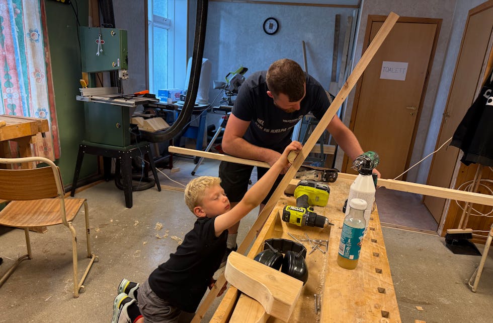 Kjartan og Vetle (5) Kristjánsson lager stylter.