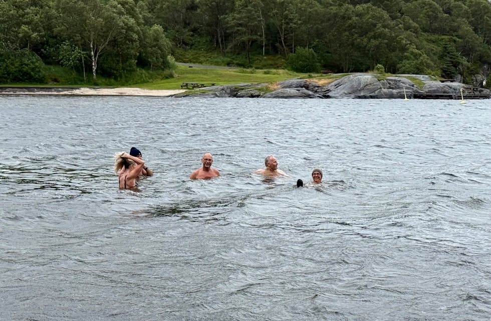 Det ble et friskt bad på gjengen også denne søndagen. Her på Dragavika i Tysvær