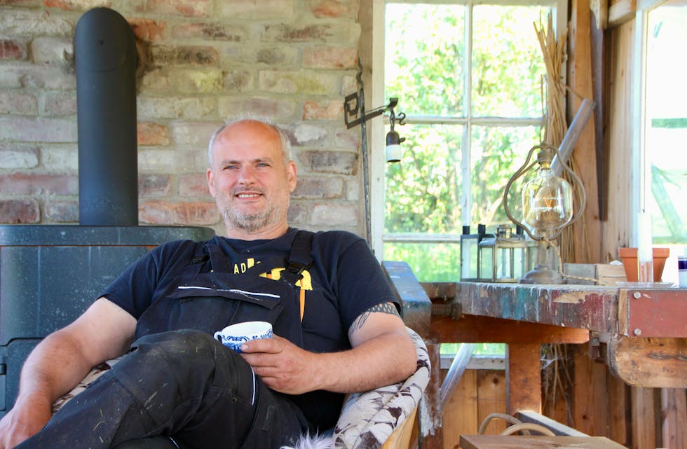 Tore Lothe Eriksen har levd et innholdsrikt liv. Mange av historiene blir fortalt over en kopp kaffe her i oransjeriet.