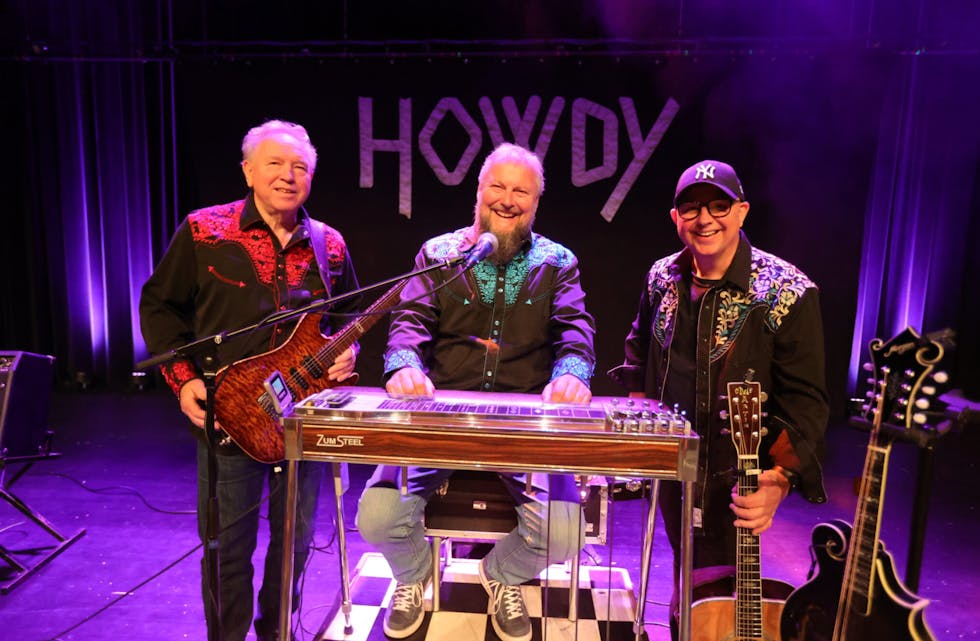 Oddvar Helgeland, gitar, vokal, Knut Edvin Norbotten – vokal, pedal steel, mandolin og Per Steinar Norbotten på gitar, vokal, munnspel er Howdy. Foto: Alf-Einar Kvalavåg