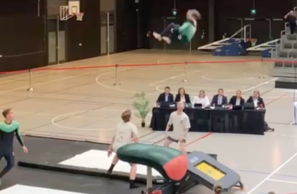 Helt øverst i bildekanten svever Linn-Kristin Fredriksen Buckley. foto: Privat