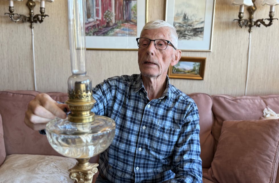 En av de siste dagene før nabofamilien på Selvik reiste etter krigsårene, kom de over med parafinlampen i gave til Sigve. Den har han beholdt.