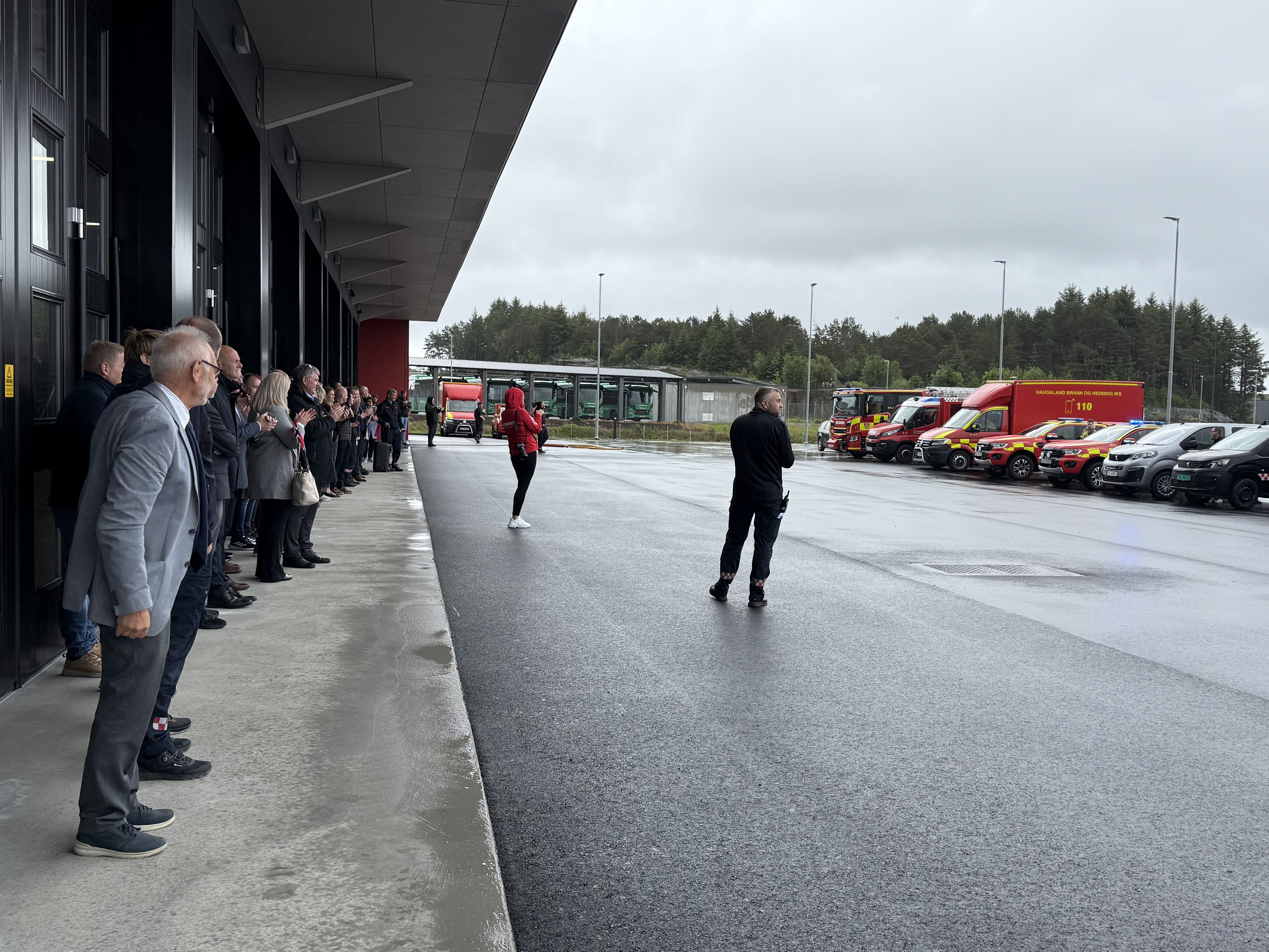 Det ble en varm velkomst i regnet.