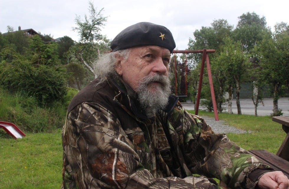 Jarle Skrunes har brukt mykje av livet sitt til observasjon av fuglar. I tillegg reiser han rundt på skular for å gi ungane nyttig informasjon om naturen me omgir oss med.