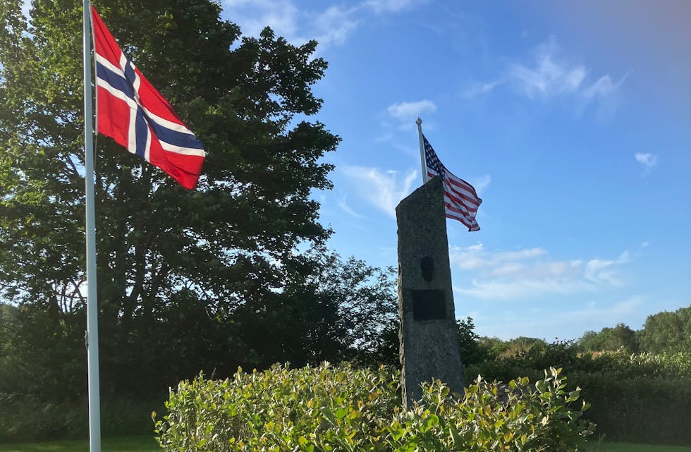 Det norske og amerikanske flagget er satt opp ved siden av Cleng Peersons støtt på Hesthammer.