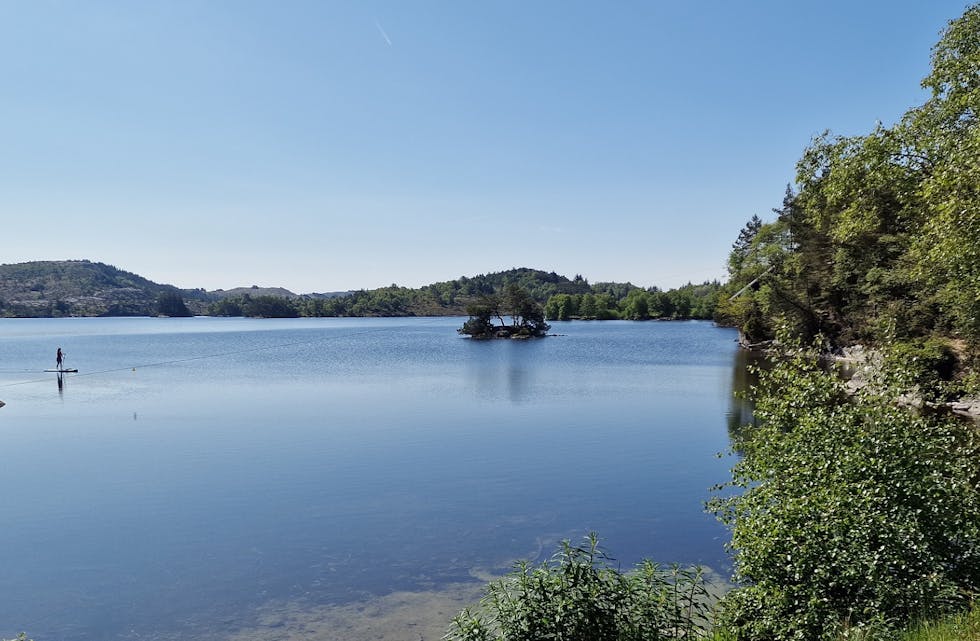 Vannkvalitet er noko mange bryr seg om. Her er Aksdalsvatnet bada i sol. Foto: Tore Erland