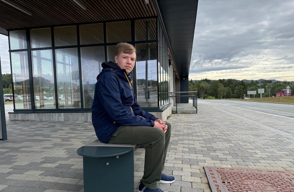 I juli reagerte Kristian Haukås Jordbrekk på at busstilbudet ikke dekket over alle skoledagene. Nå har det imidlertid snudd, ettersom Kolumbus har satt på en ny avgang. Her på Aksdal busstasjon.