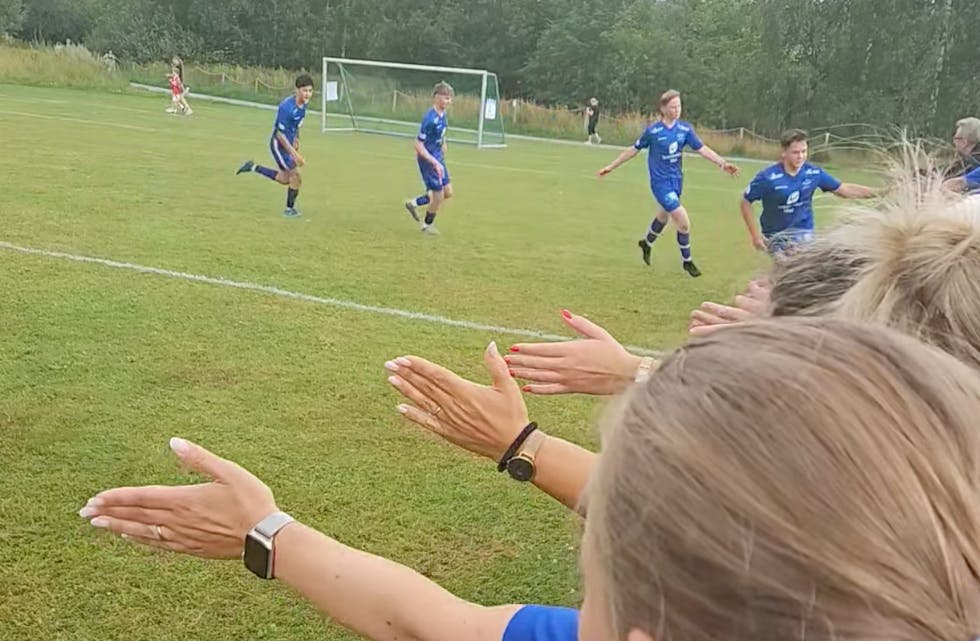 God stemning etter kampen mellom Falkeid og Sunnylven i Norway Cup. Foto: Falkeid IL