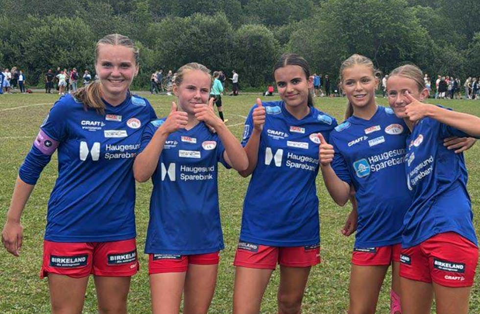 Glade Stegaberg/Skjold-jenter etter 1-0 over Molde. Fra venstre Vilde Gautesen, Pia Tvedten Sveen, Elvira Aksdal, Sara Førland, Luna Tønnesen. Foto. Vidar Hovland