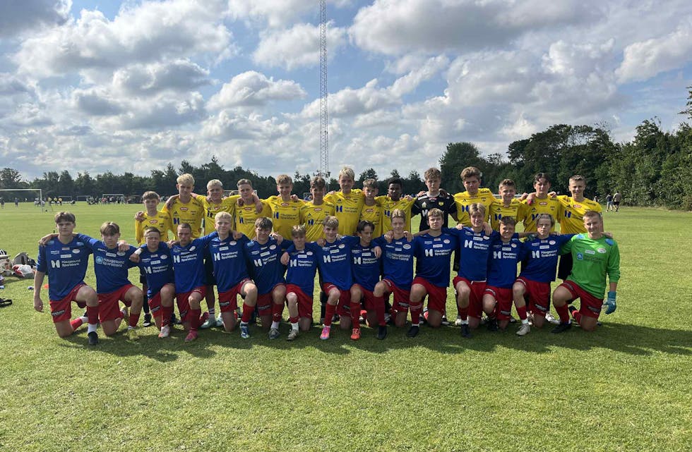 Stegaberg/Skjold er i Dana Cup med to lag. Blått lag spiller akkurat nå. Foto: Privat