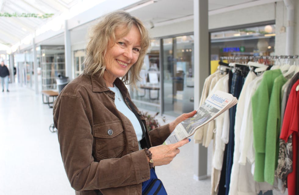 Inger Samuelsen Aven har hytte ved Grindafjorden og les lokalavisa for å følge med på det som skjer i kommunen.