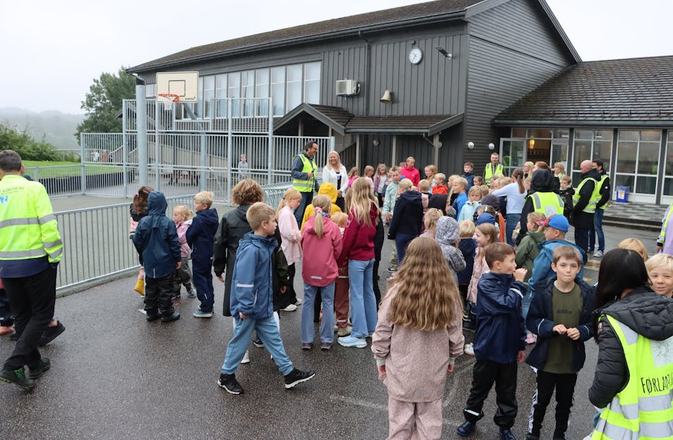 Elevene syntes det var stas at ordfører Monica Lindanger møtte opp til åpningen.