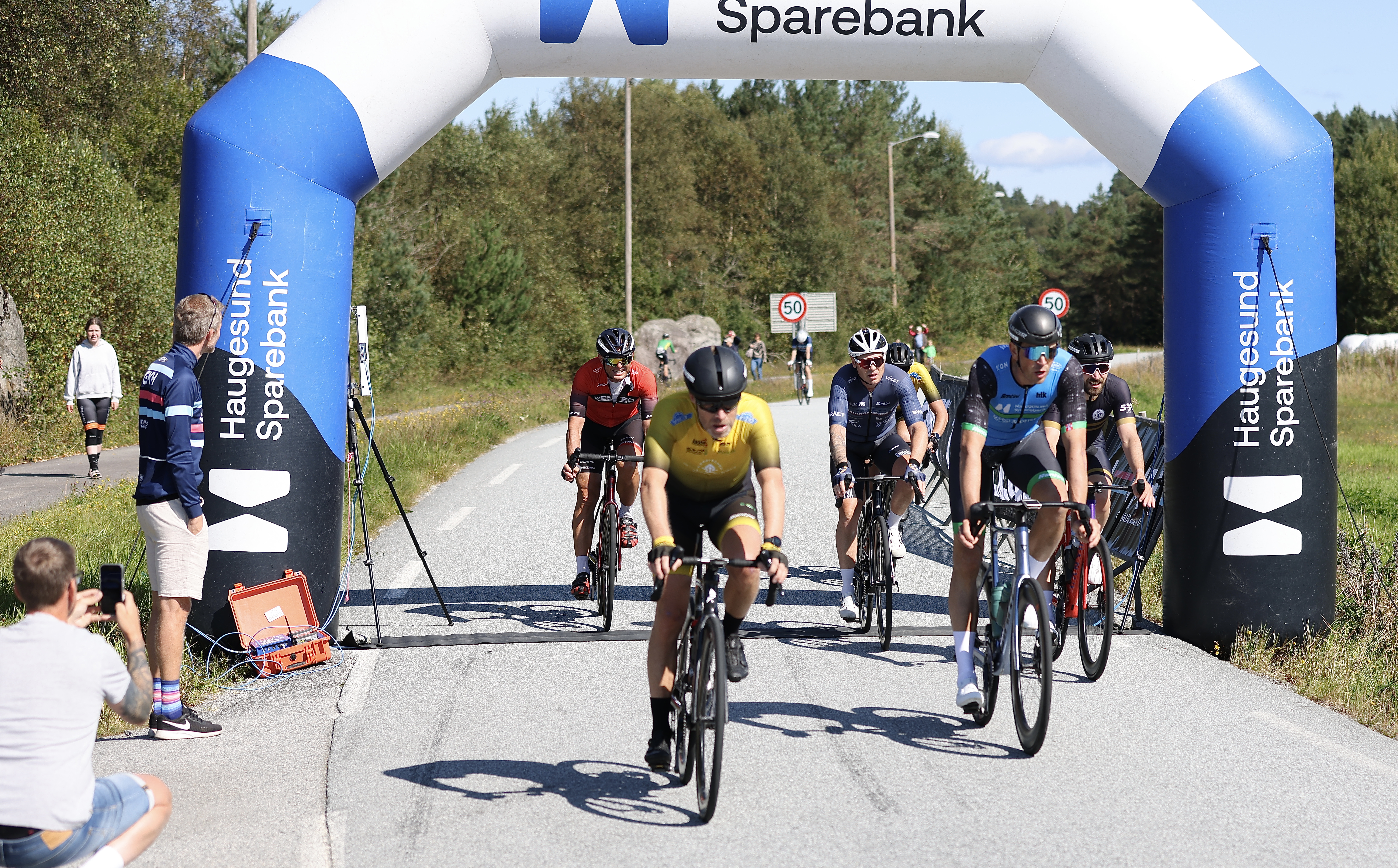 Sølve Magne Skogland (i blått) var en av flere lokale syklister i løypa.