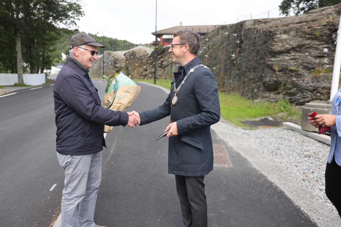 Gudmund Eide kom forbi og ble av fylkesordfører Ole Uland utpekt som myk trafikant nummer 1 på den nye strekningen. Foto: Alf-Einar Kvalavåg