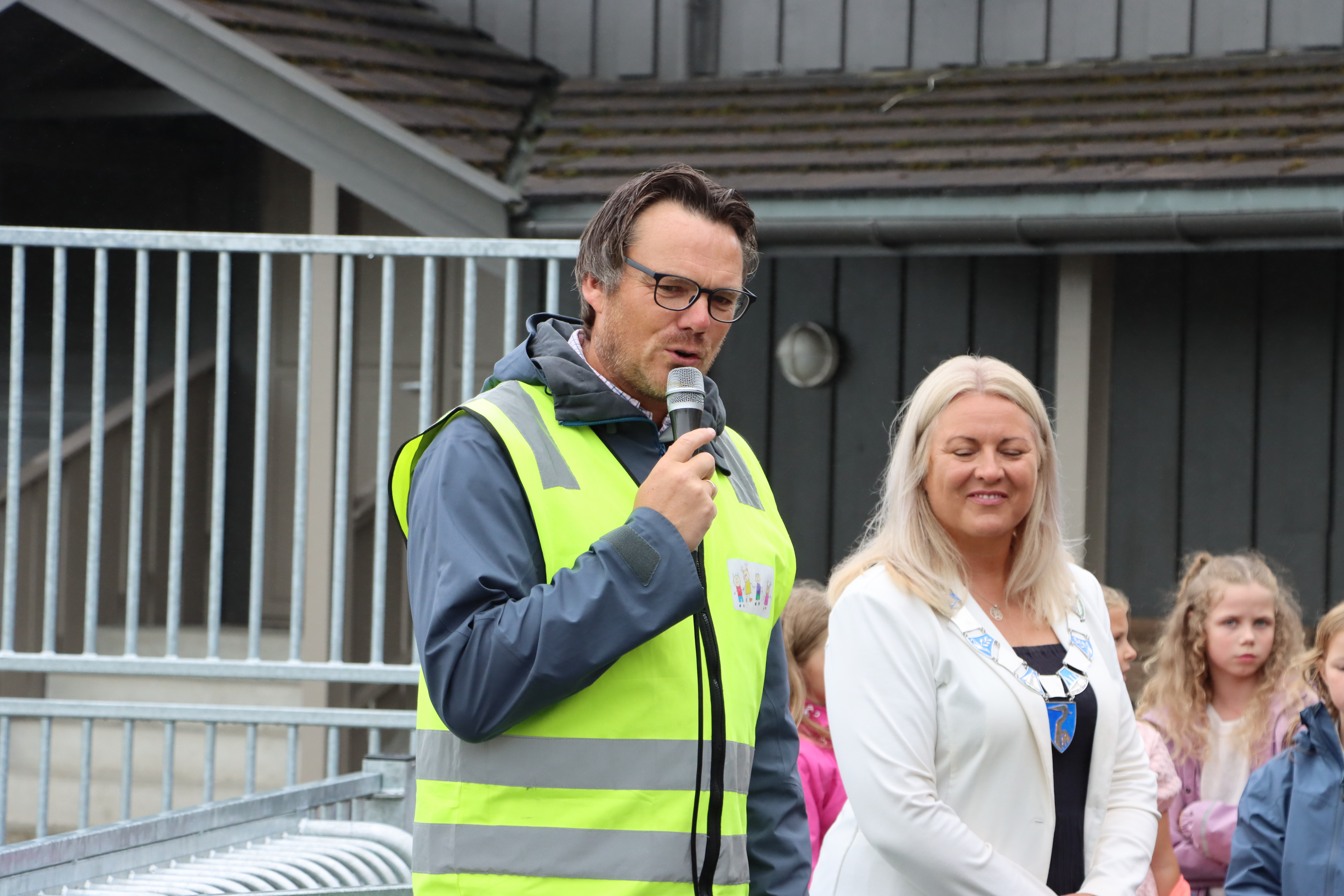 Frode Hundsnes har søkt rektorjobben på Skåredalen skole i Haugesund. Her er han under åpningen av nytt uteområde på Førland skule i august i fjor. Ordfører Lindanger stilte også opp til anledningen. 