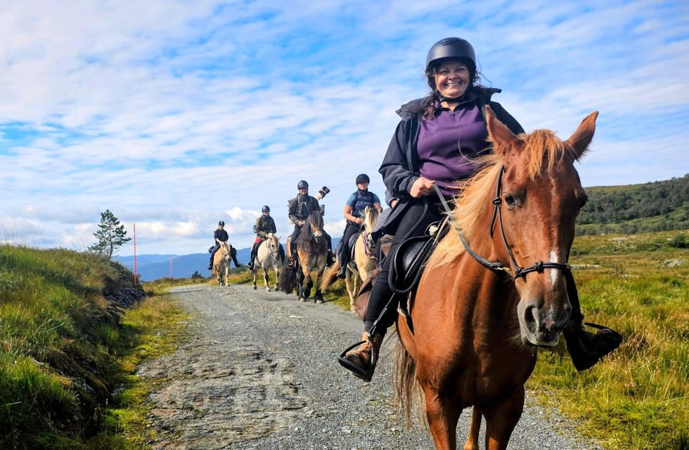 Med hest og kjerre i vakker natur