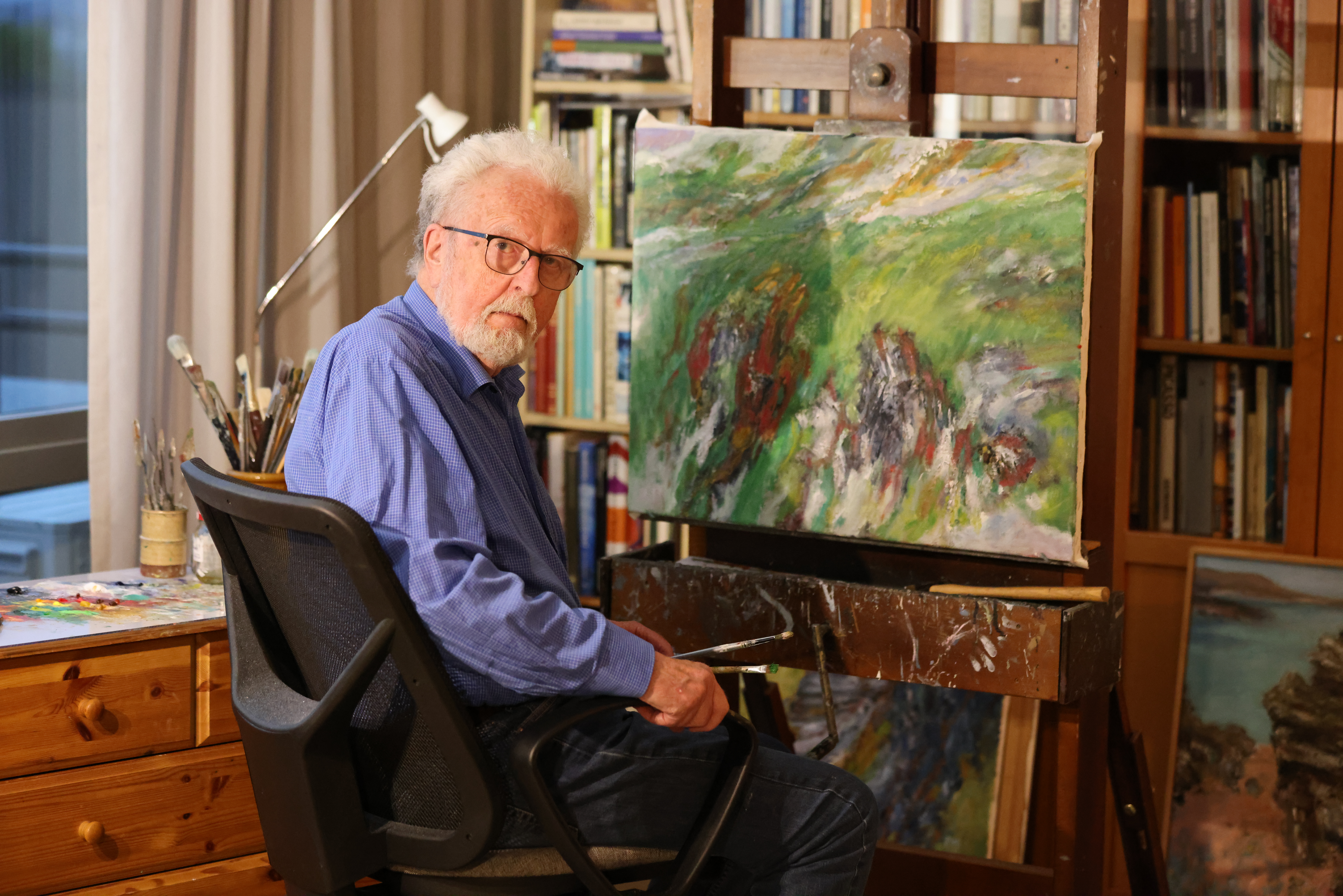 Olav Nygaard sit og malar om dagen. Det har han aldri gjort før. Seks nye bilete blir med til utstillinga på Karmøy 13. september.