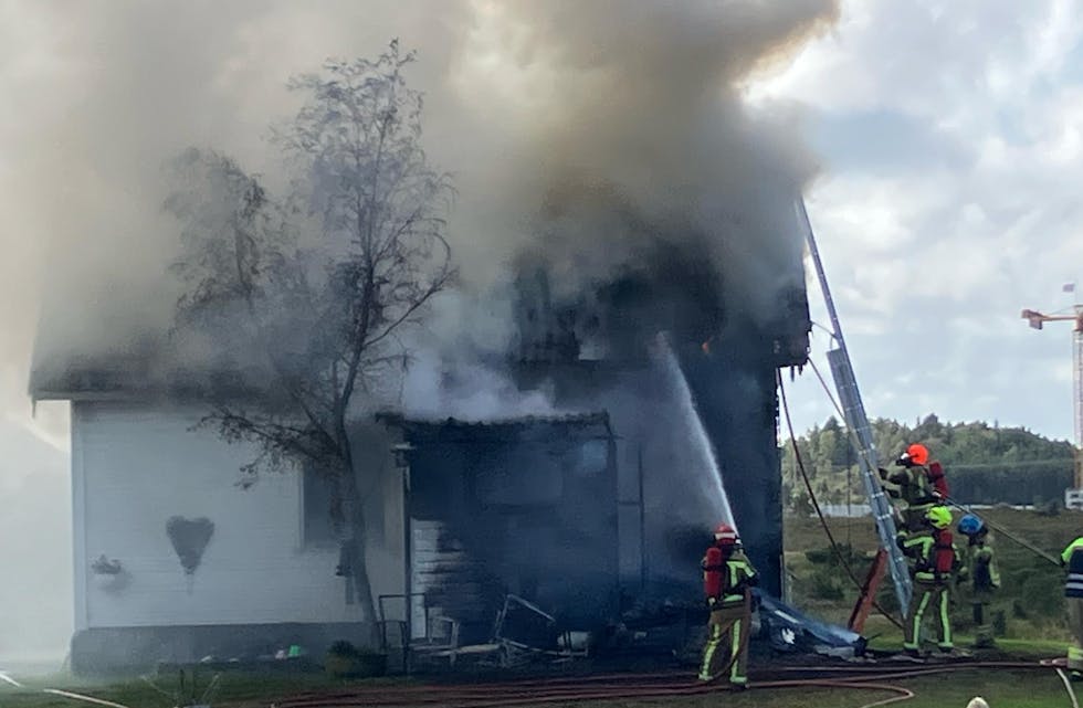 Fritidsboligen kan ikke reddes. Brannvesenet er på setedet. Ingen personer i bygget.