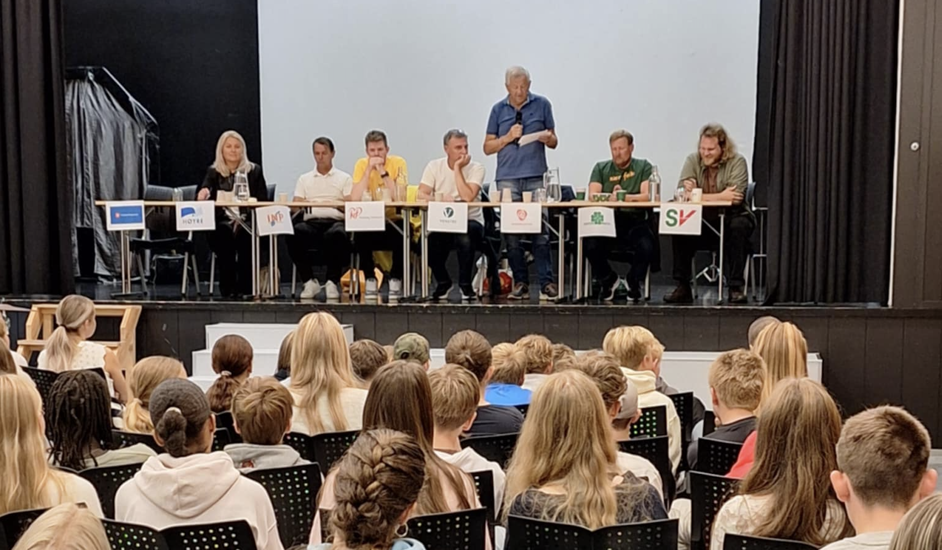 Partiene svarte godt for seg på Tysværvåg barne og ungdomsskole. Her er det Reidar Pedersen som har ordet. Foto: Privat