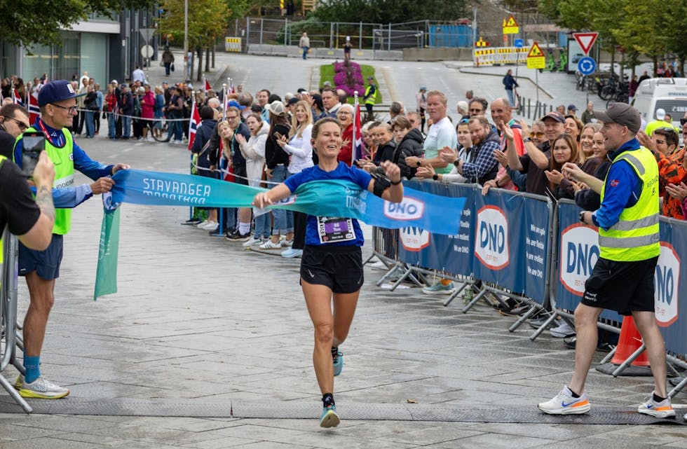Vivian Kyte løper i mål som vinner av Stavanger maraton. Foto: Stavanger maraton