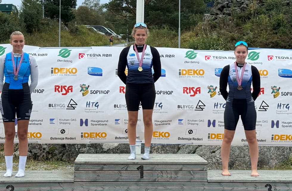 To ganger Fjeldheim på pallen etter K1 200 meter. Vilma i midten, Emma til høyre.