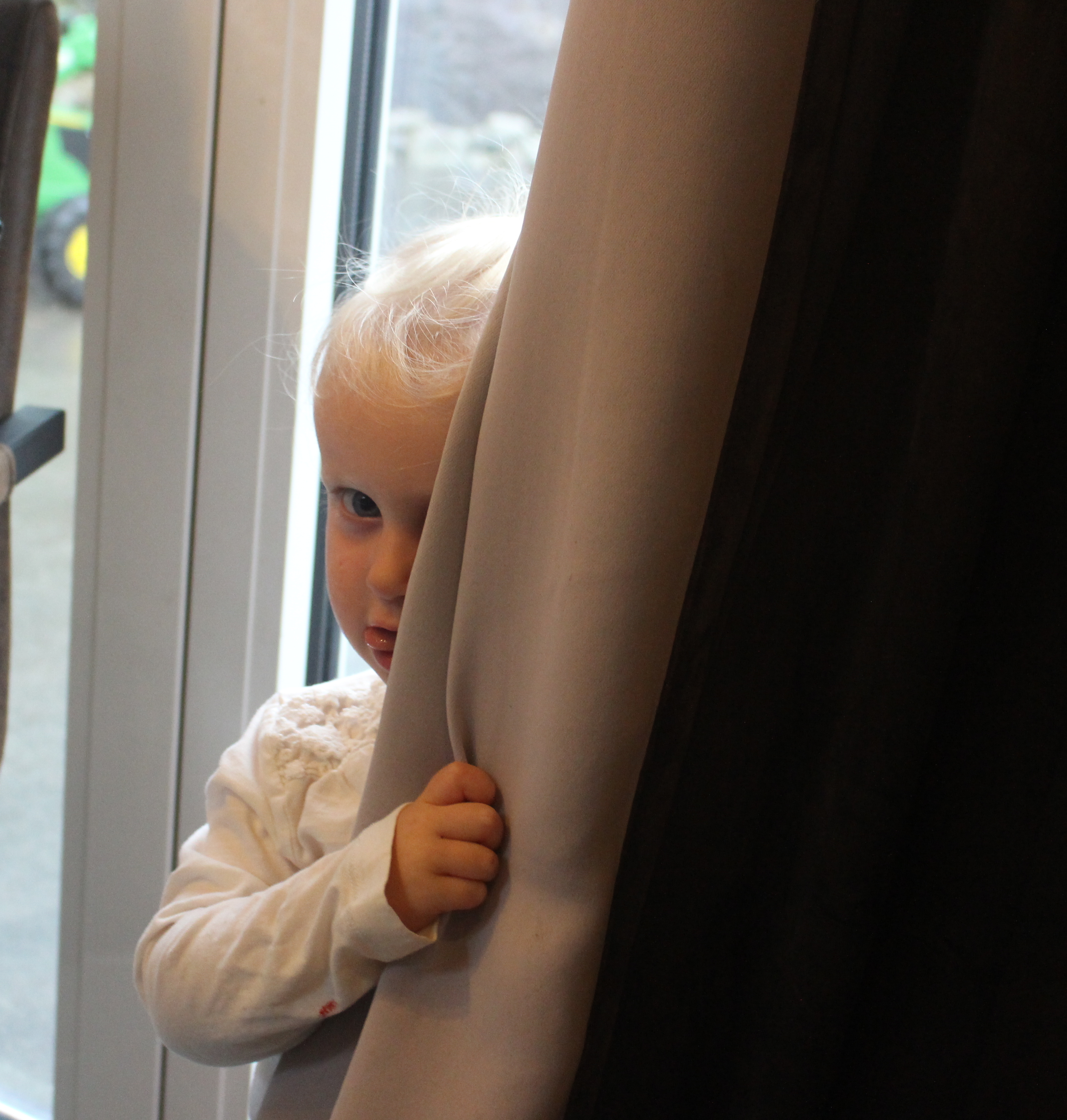 Vesle Astrid på to, snart tre, er nysgjerrig på ein annan måte. Det er slik ho oppdagar verda. 