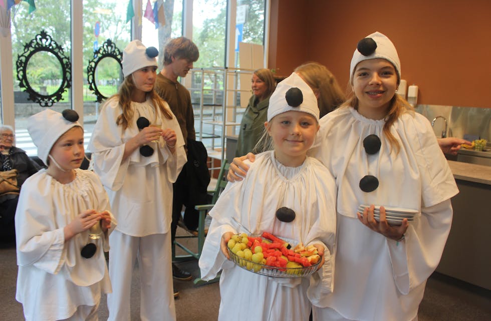 Theo Hovden Tveit frå Grinde har fått på seg eit spesielt kostyme, - nemleg Parkteateret sin eigen maskoten. Saman med andre unge skodespelarar serverte han frukt og saft til dei frammøtte.