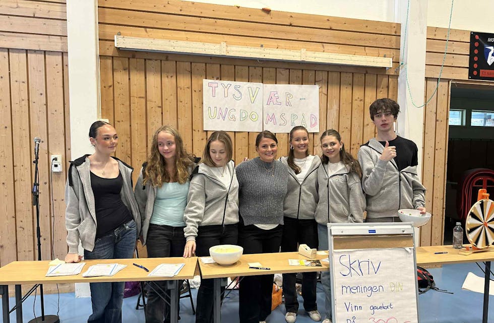 Det var Tysvær Ungdomsråd som arrangerte Ungdomspolitisk dag på Tysværtunet. F.v: Sunniva Kvamen Mjøs, Ingvild Holta, Amalie Havn Skrunes, «St. Sunniva», Josefine Baksaas, Liva Hadland Stakkestad og Anton Rasmussen.