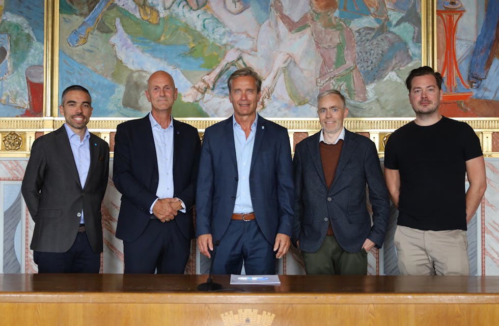 Gruppebildet viser f.v.: Pablo Barrera, konsernsjef i Haugaland Kraft, Sigurd Eikje, kommunedirektør i Tysvær kommune, Ole Bernt Thorbjørnsen, kommunedirektør i Haugesund kommune, Yngve Folven Bergesen, kommunedirektør i Vindafjord kommune og Jon Andreas Tveit, konstituert direktør i Haugaland Kraft Energi