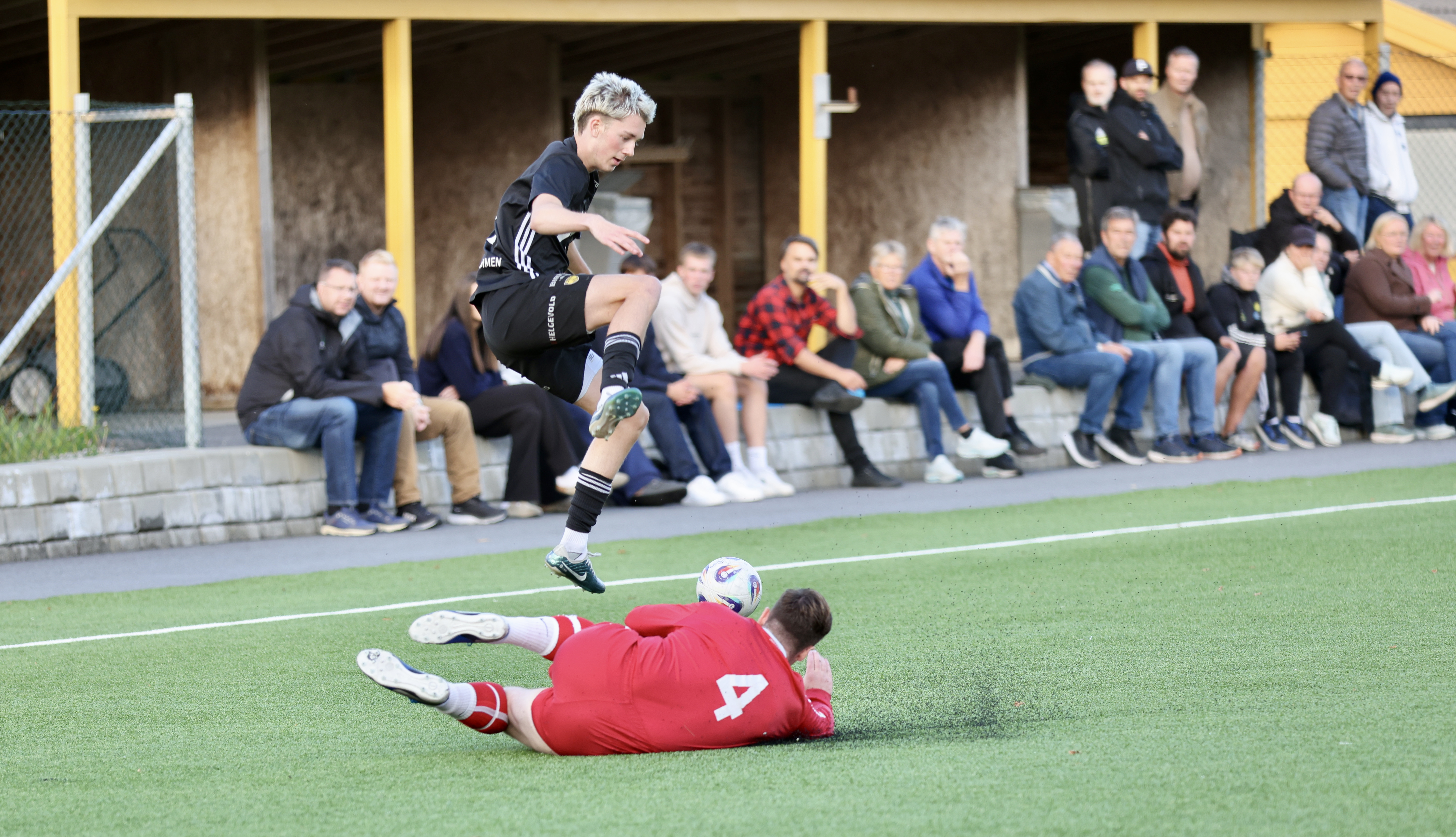 Alfred Stakkestad og Sveio-spiller Anders Tendeland fra sist lagene møttes. Foto: Alf-Einar Kvalavåg