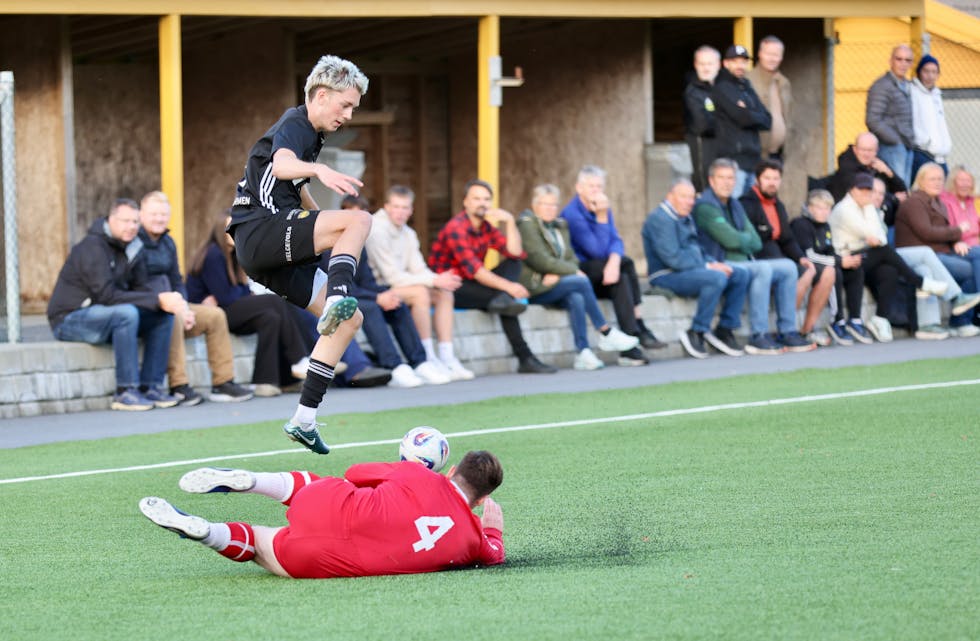 Ingenting å si på kampviljen i 1. omgang fra verken Alfred Stakkestad eller Sveio-spiller Anders Tendeland. Foto: Alf-Einar Kvalavåg