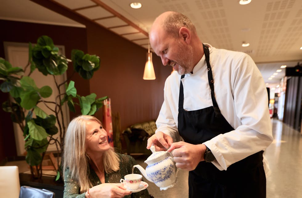 Det er viktig å trene før ein inviterer til afternoon tea. Oddvar Brekke serverer te til Helga Haugsnes Borgen.