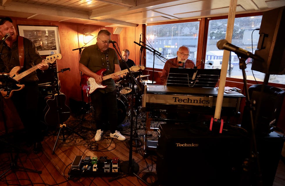 Østebåvikane hadde funnet frem salmer til en 90 minutters konsert. Foto: Alf-Einar Kvalavåg