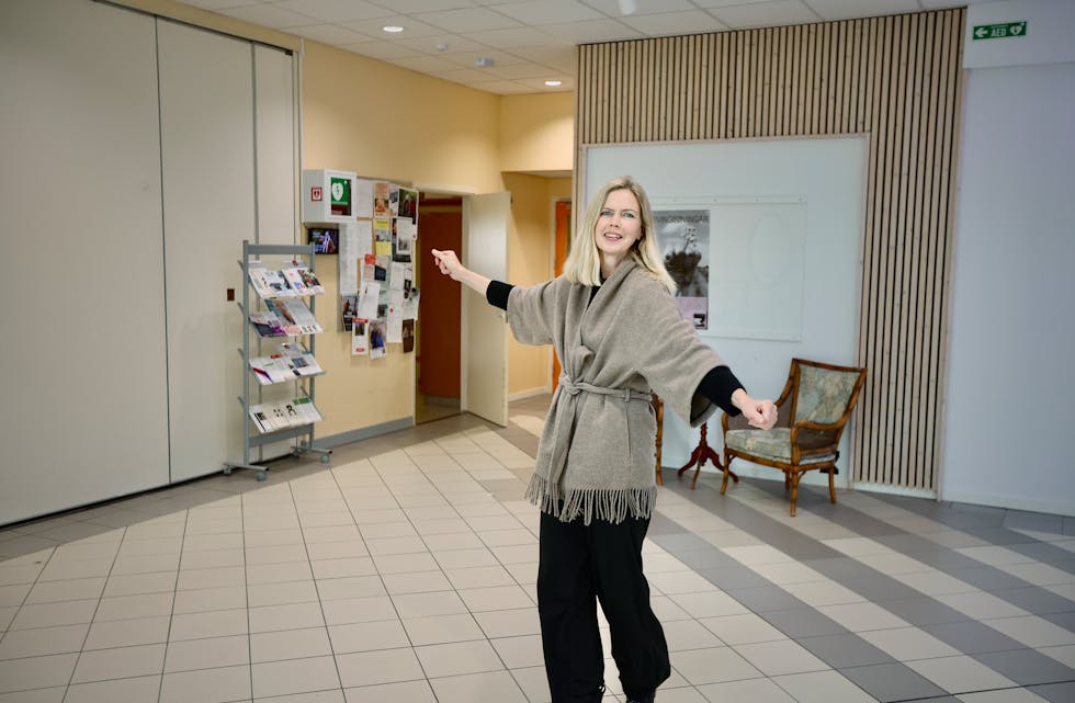 Anne Hem framføre døra inn til sjukeheimdelen av Tysværtunet. Dit vil ho ha kulturskulen i framtida.