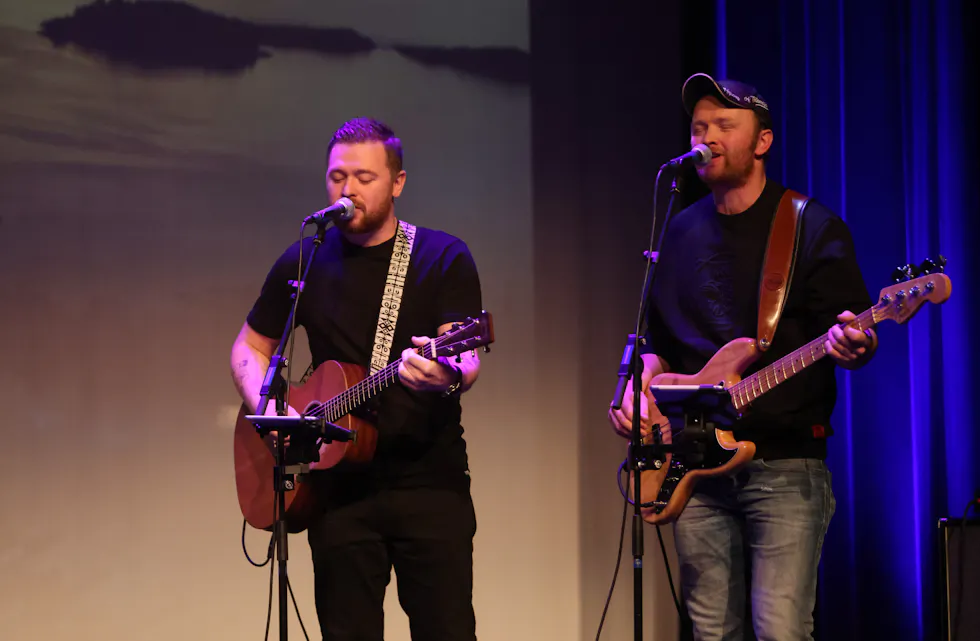Øyvind og Kjetil Østebøvik er halvparten av Østebøvikane. Konserten under bLEST er nå fulltegnet. Foto: Alf-Einar Kvalavåg